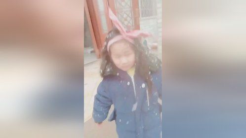 这么大的雪，小美女站在雪地里