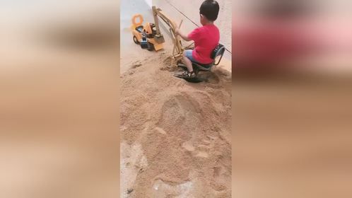 兴趣要从小培养，从这孩子开车的姿势就看出来了，网友厉害