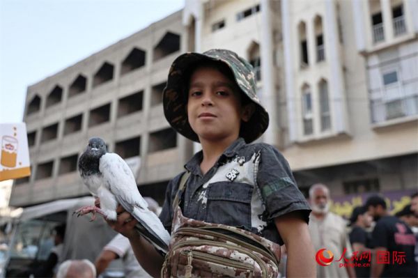 信鸽少年。人民网 伊纳斯·易卜拉欣摄
