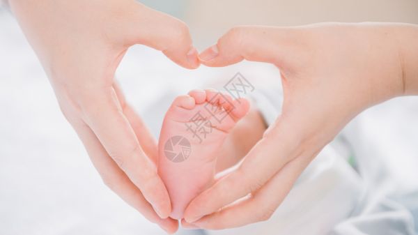 可爱婴儿成长照料站高清图片