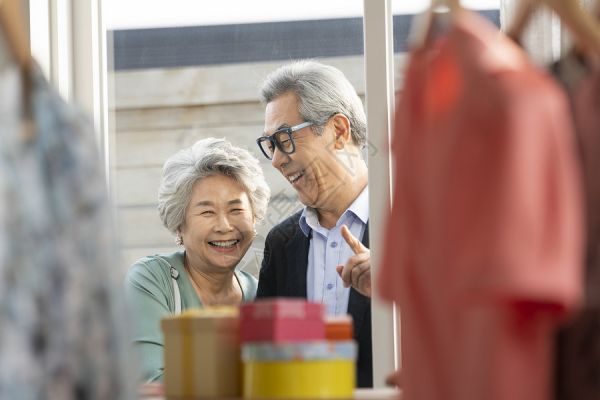 老年人一起购物高清图片