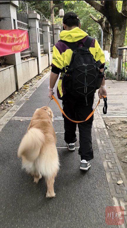 陈金和“Milky”在遛弯。  摄影 吴聃