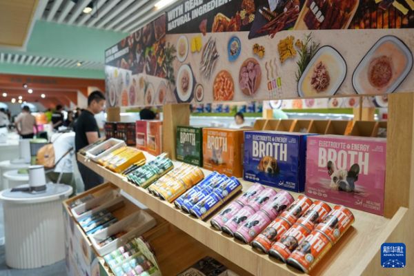 在江苏省盐城市一家宠物用品企业的展厅内，观众参观各种宠物用品（2025年9月17日摄）。 新华社记者 李博 摄
