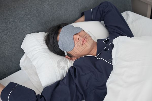 睡在床上的男人高清图片