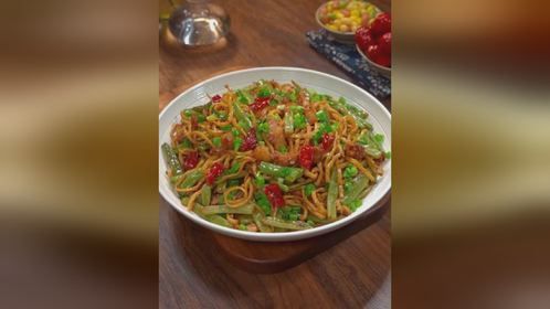 把面条放到锅里蒸一蒸出锅就是一道大小朋友都爱吃的美食