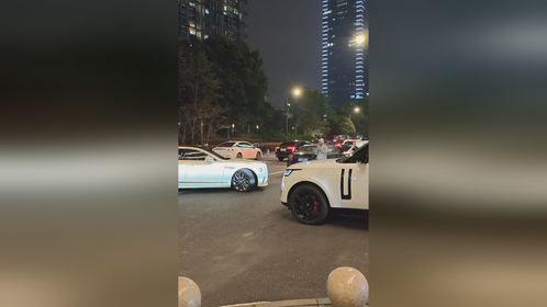 路虎揽胜和宾利飞驰“对峙”，最后飞驰车主认输了