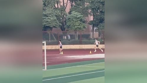 “想考大学就跟紧他”！高二体育生800米跑 教练用沙哑的声音嘶吼