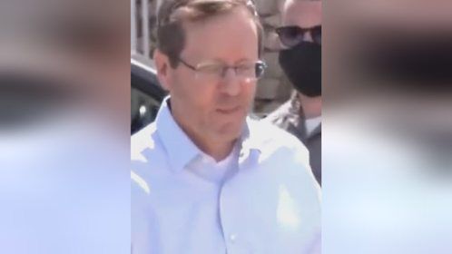 以色列总统刚开发布会 附近就遭火箭弹袭击 被迫现场紧急寻找掩护