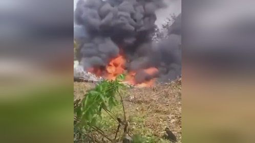 哥伦比亚载125人军机坠毁：飞机起火、机体四分五裂