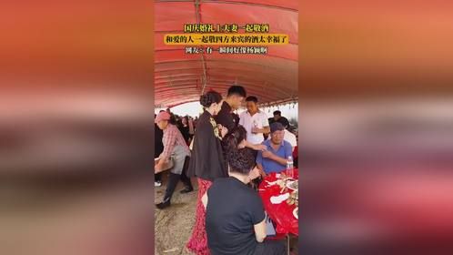 国庆婚礼上夫妻一起敬酒，和爱的人一起敬四方来宾的酒太幸福了，网友：有一瞬间好像杨颖啊