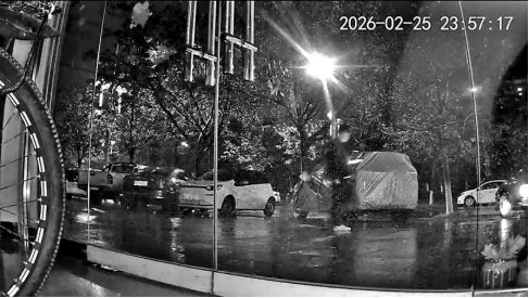 ▲ 寻宠师傅拿着照明灯寻找“屁屁”