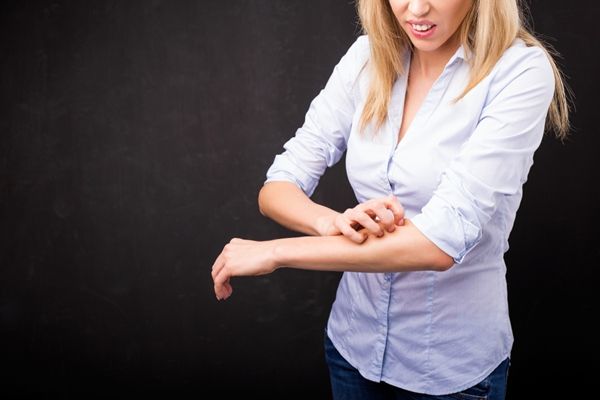 皮肤时不时发痒是怎么回事