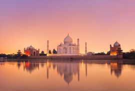 Taj Mahal Spiegelbild in einem Fluss bei Sonnenuntergang, Agra, Indien