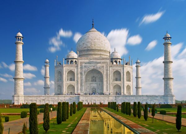 Weltwunder Taj Mahal im sanften Morgenlicht mit blauem Himmel