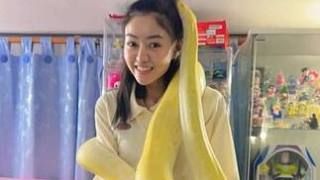 泰国美女的宠物黄金蟒