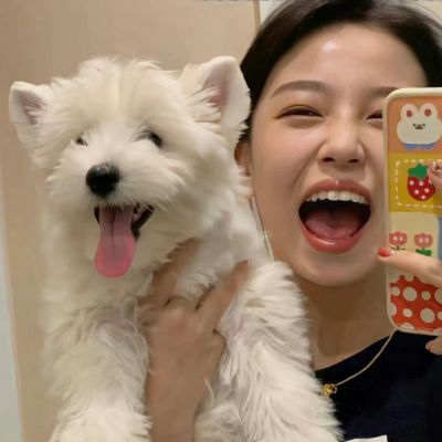 抱小动物的头像女