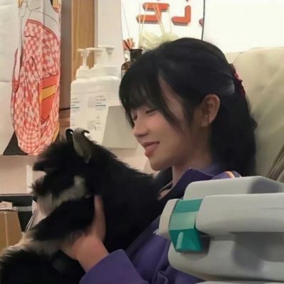 抱小动物的头像女