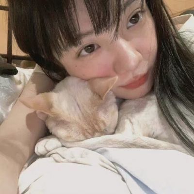 抱小动物的头像女