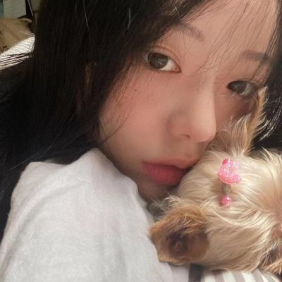 抱小动物的头像女