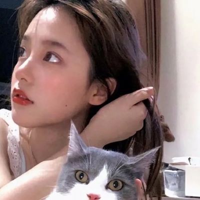 抱小动物的头像女