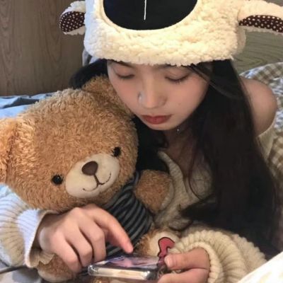 抱小动物的头像女