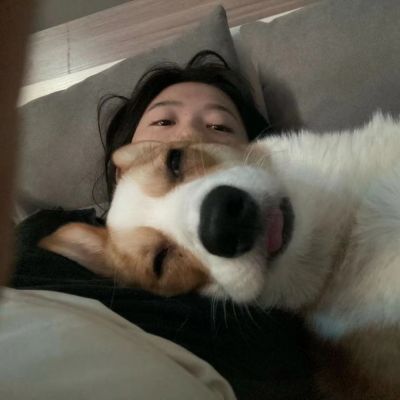 抱小动物的头像女