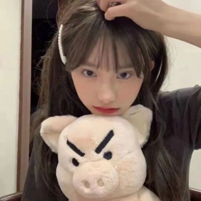 抱小动物的头像女