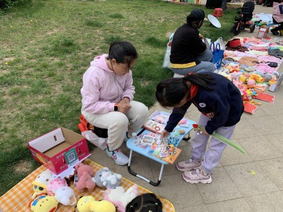  万通路街道东苑社区跳蚤市集：闲置物品“再就业”  绿色节俭暖邻里相关图片