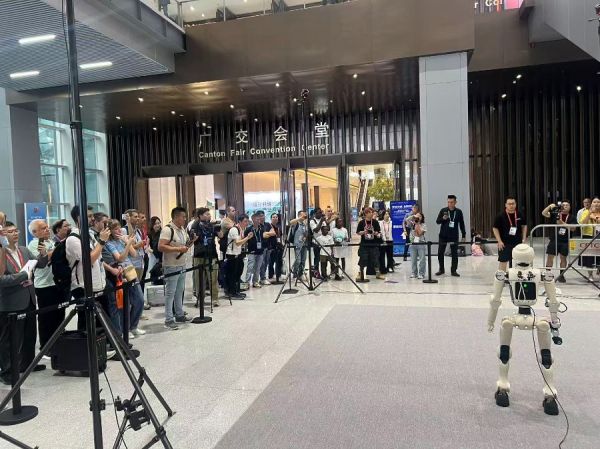 动易科技羽毛球演示。魏彤摄