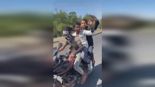 印度男子飙摩托车，撞上大卡车当场身亡