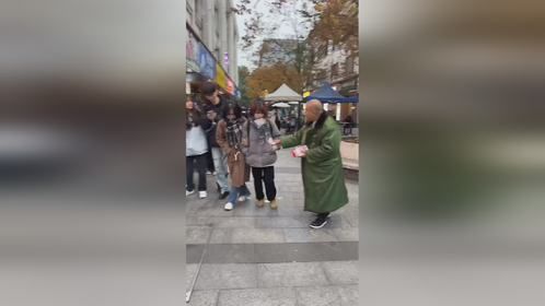 大叔在街头给路人发钱，都是百元大钞