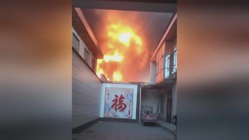运城新绛县突发大火，火势迅猛黑烟弥漫
