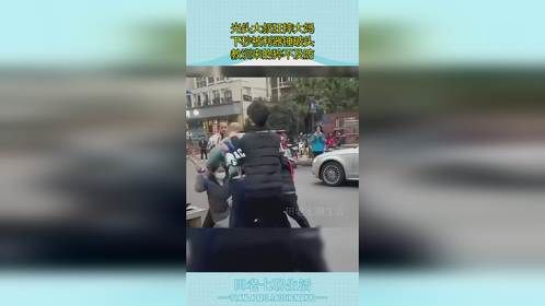 光头大叔狂摔大妈，下秒被利器锤破头，教训来的猝不及防！