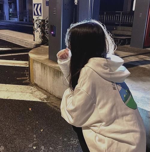 不露脸头像女生高冷 不露脸的女生头像真人版