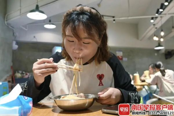 广西29岁听障女孩开网约车走红！记者前往深圳，亲历她的工作和生活→