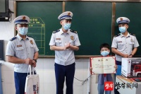 “教科书式”打119救下30只狗的小男孩，被消防员和宠物店店主“双重奖励”了！