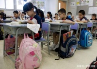 学生书包掉落“宠物鼠”，老师吓得原地起飞，同学们却一脸茫然