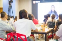 立足线下体验店 疯狂小狗开启中国宠物社交模式