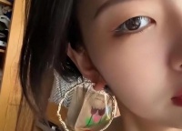 辽宁一鹦鹉在女子耳环上表演杂技，单脚倒吊还送上“窒息一吻”