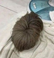 发现地上有1顶假发，一抓感觉软软地，听到叫声后不免令人慌张