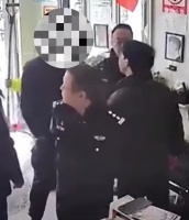 宠物狗未拴绳店主被掌掴，这掌打得响，也打得草莽