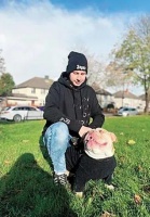 【英国】男为了养8只宠物，每天步行只吃方便面，去健身房蹭洗澡