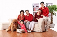 小朋友书包里掉出宠物鼠，同学非常淡定，老师直接被吓得原地起飞