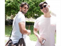 毛加恩在高以翔墓地合影，二哥高宇桥带着宠物狗一同出席