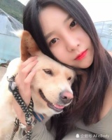 健身房里的女教练，找不到对象与宠物狗相伴，网友：没人欣赏？