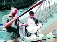 100余条名犬比拼“选美”