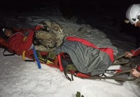 国外！一名受伤的游客被困雪山之中13小时仍然生还，救援队：宠物狗功不可没