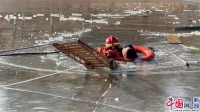 中国发布丨男子与宠物狗双双落水 消防员爬冰救助