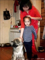 宠物狗带迷路的三岁小主人野外流浪，最后终于等来了救援人员