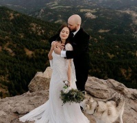 一对新人在山顶宣誓结婚,偶遇来散步的宠物狗,成就一段浪漫婚礼